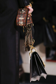 Details Christian Dior , Details Dior Fall 2018 Ready-to-Wear , Детали показа Кристиан Диор , Детали показа Диор осень зима 2018 , Fashion show , неделя моды в Париже , PFW , Мария Грация Кьюри , Mainstyles